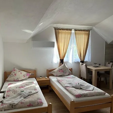 Edina Apartment *